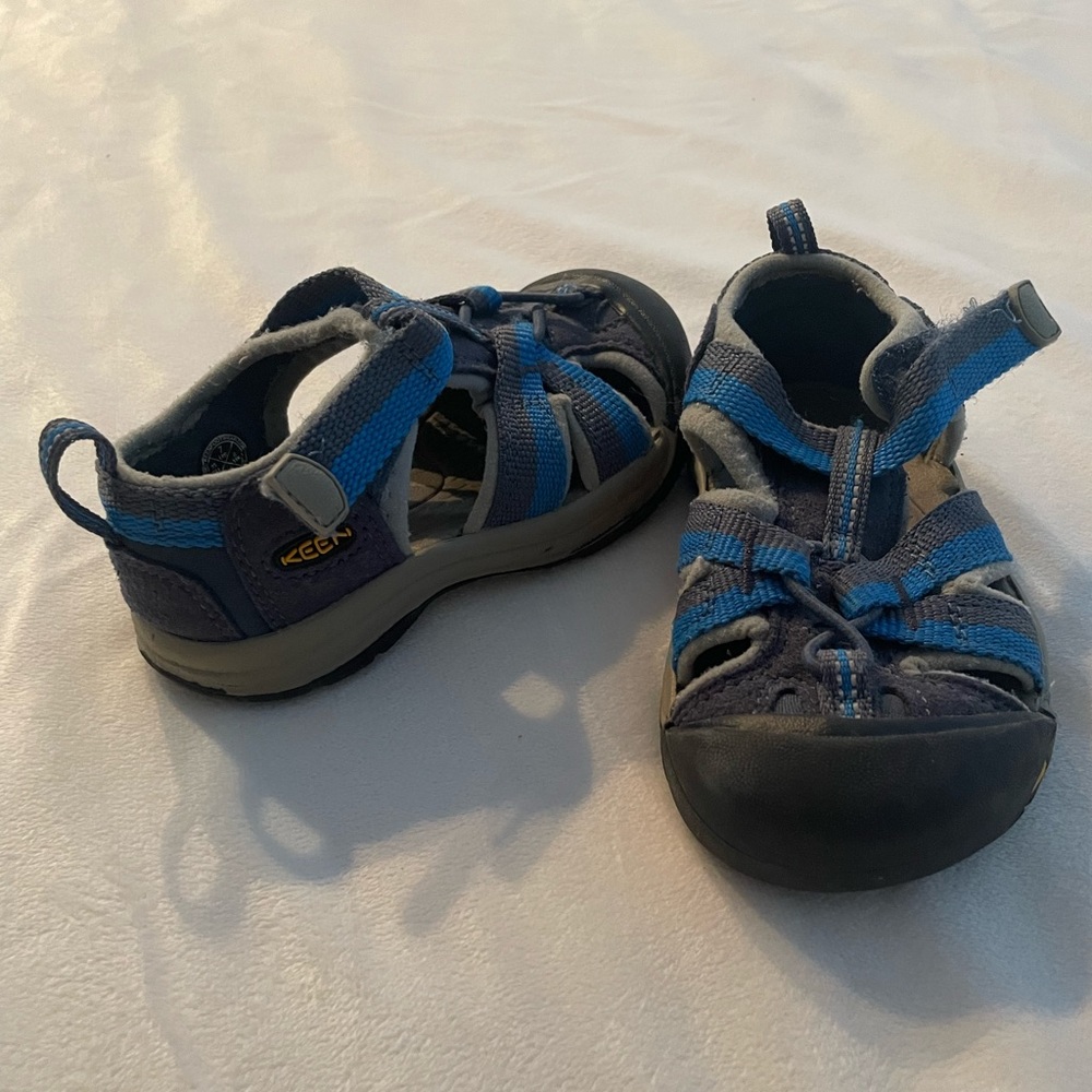 Toddler size 7 KEEN sandals.